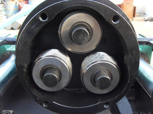 鋼筋直螺紋滾絲機使用前滾絲輪及偏心套的安裝方法？